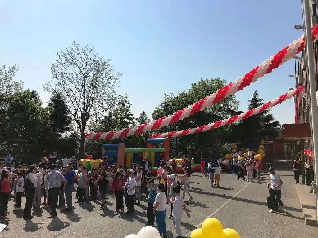 Okul bahçesinde balon süsleme ve şişme oyunlar