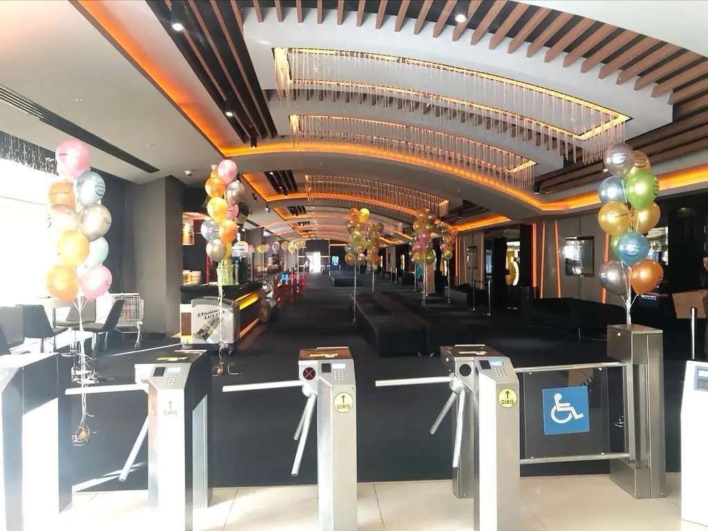 Tesis açılışında turnikeli girişe yerleştirilen balon buketleri